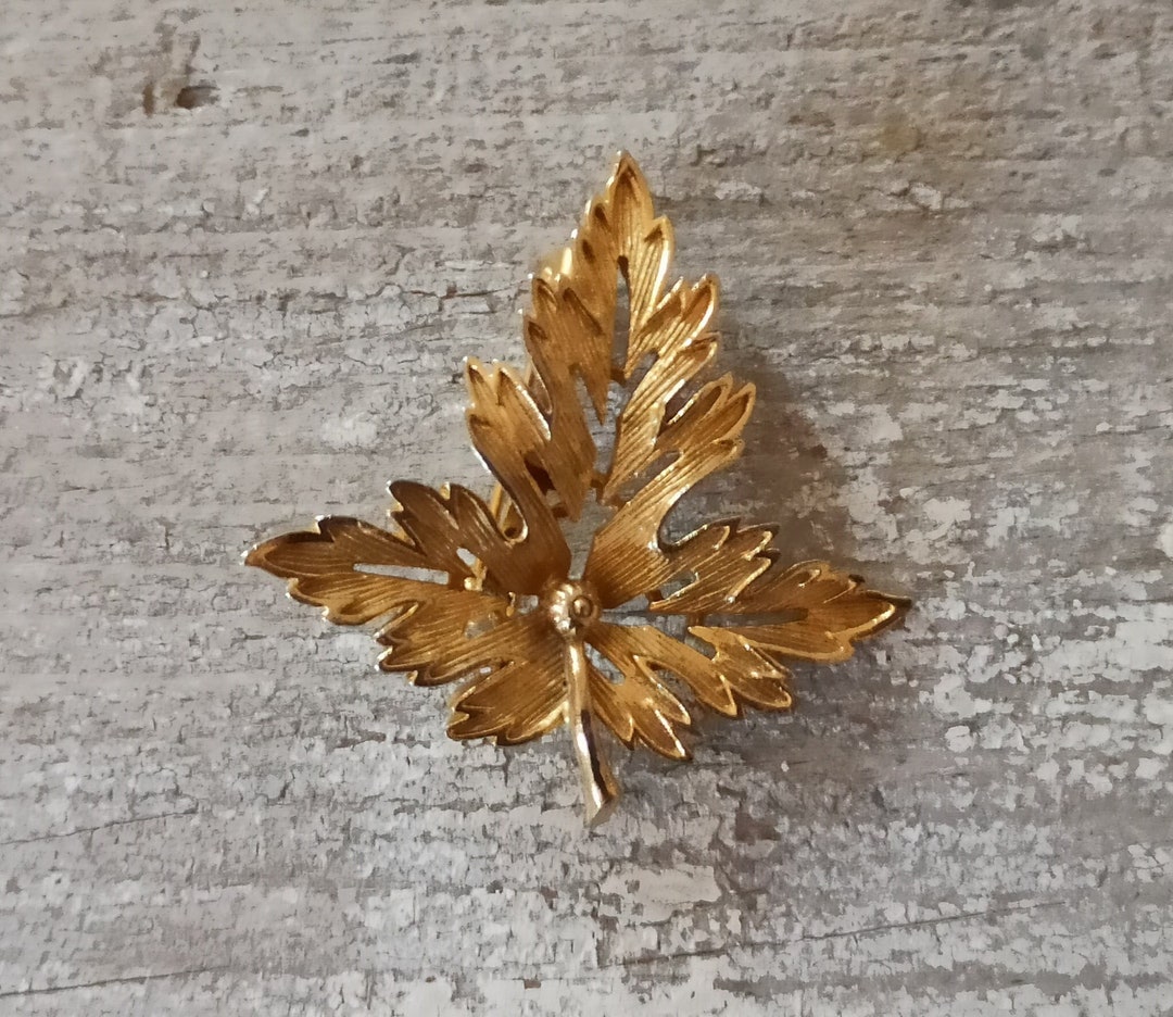 Broche Vintage Hoja de Parra en Tono Dorado Bisutería de los años 70
