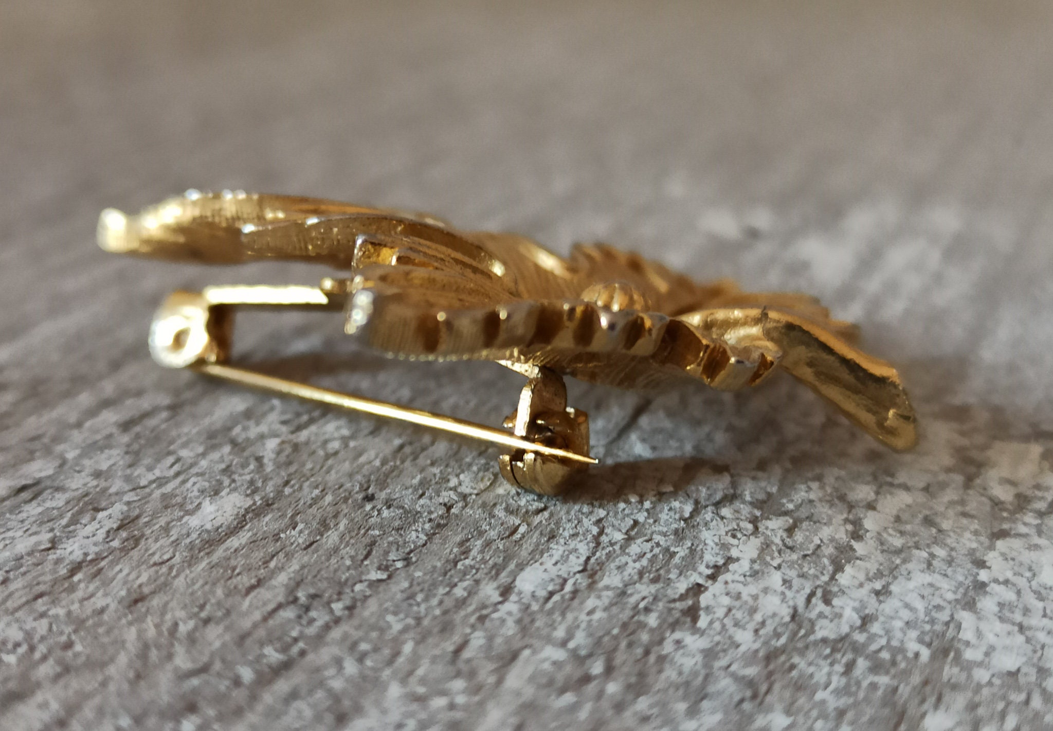 Broche Vintage Hoja de Parra en Tono Dorado Bisutería de los años 70