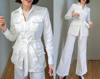 Conjunto de traje safari blanco vintage de los años 70, chaqueta utilitaria de algodón y pantalones de pierna ancha, estilo retro londinense minimalista de dos piezas, CarnabyMOD, talla pequeña.