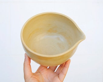 Pouring bowl in beige stoneware clay