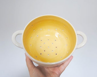 Strainer/berry bowl with handles, white clay and yellow inside (plate included)