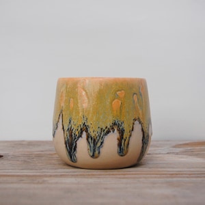 Kopp med droppande texturerad orange/blå glasyr. 250 ml