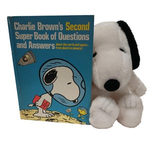 1970&#39;s Charlie Brown&#39;s SECOND Super Book of Questions and Answers!