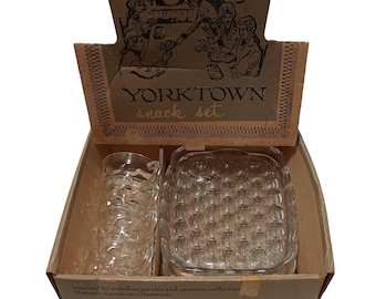 Vintage YORKTOWN Historic American Glassware Snack Set!