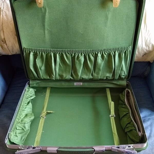 Medium Samsonite Saturn Hardshell Suitcase!