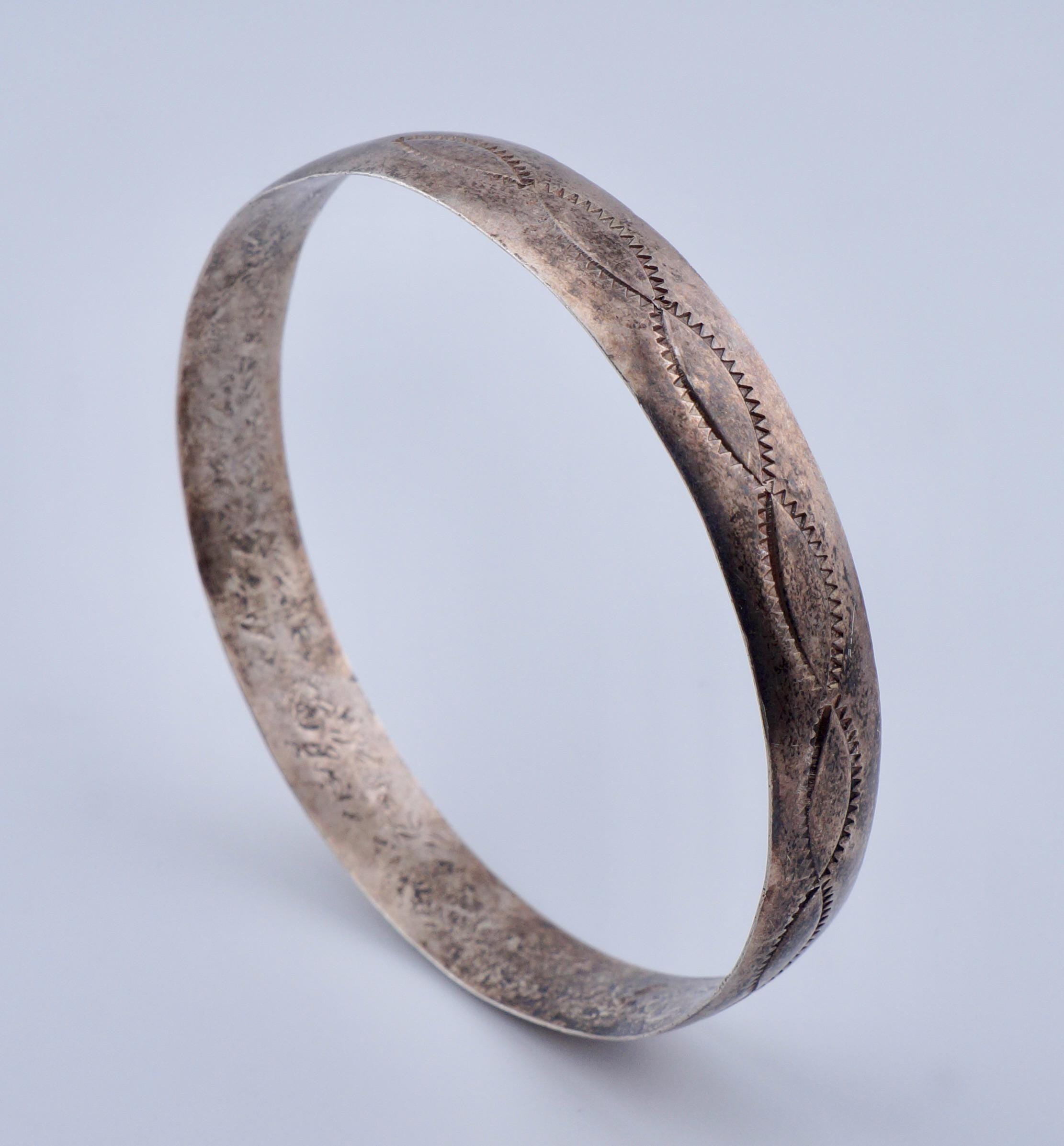 Vintage Native American Sterling Silver Tahe Navajo Bangle 