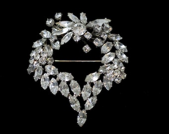 Raro broche vintage de Sherman de los años 60, sin marca, con diamantes de imitación transparentes.