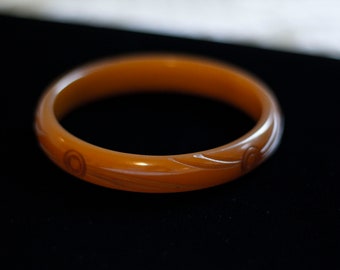 Pulsera vintage de baquelita tallada con caramelo