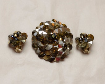 Conjunto de broche y pendientes con clip de flor de diamantes de imitación en capas con topacio marrón y dorado de Sherman, años 60