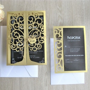 Könnte beinhalten: Goldene Laser-geschnittene Hochzeitseinladung mit einem Baumdesign und einem kleinen Herzen mit den Initialen "S+P", das mit Schnur gebunden ist. Die Einladung enthält den Text "RESPONSE" und eine RSVP-Karte mit schwarzem Hintergrund.