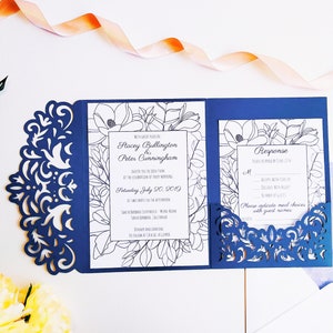 Puede incluir: Invitación de boda azul marino con un diseño de corte láser. La invitación presenta un diseño floral con el texto "Stacey Bullington & Peter Cunningham" y la fecha "Sábado 20 de julio de 2019". La tarjeta de respuesta está en el lado derecho de la invitación.