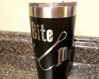 Vaso grabado con láser aislado de 20 oz., anzuelo de pesca Bite Me~, regalo para amantes del aire libre, regalo para pescadores, taza de café de viaje