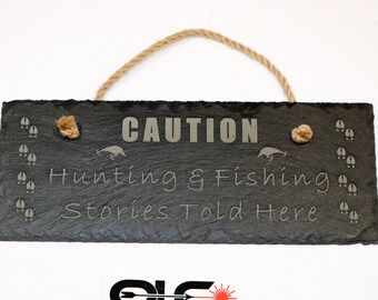 Colgante de pared de pizarra grabada con láser, PRECAUCIÓN Historias de caza y pesca contadas aquí, Regalos Redneck, Letrero del campamento de caza