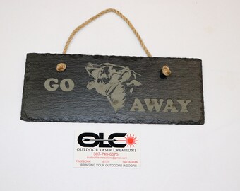 Colgante de pared de pizarra grabada con láser, signo de pizarra GO AWAY, signo divertido de redneck