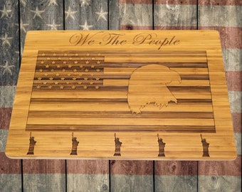 Bandera de EE. UU. con tabla de cortar de bambú de águila grabada con láser, regalo de nuevo hogar militar patriótico, nosotros el pueblo bandera estadounidense bloque de corte de madera