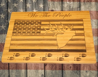Tabla de cortar de bambú con bandera de América rústica, bloque de cortar de madera We The People, tabla de cortar de silueta de alce toro, regalo al aire libre para él,