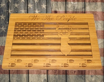 Ciervo de cola blanca con tabla de cortar de bambú de bandera americana grabada con láser, bloque de corte de bambú láser We The People, regalos patrióticos para el hogar