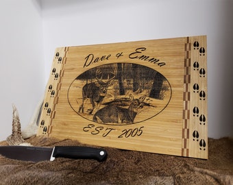 Signo de pared de madera grabado con láser de ciervo de cola blanca, letrero de madera EST personalizado, signo de nombre personalizado, regalo de pareja personalizado, regalo de amante de los ciervos