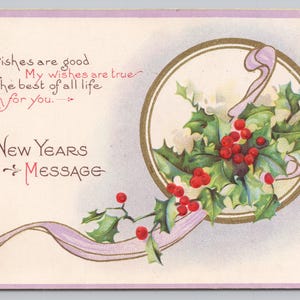 Könnte beinhalten: Vintage Neujahrspostkarte mit helllila Rand. Die Karte zeigt ein kreisförmiges Design mit Stechpalmen und roten Beeren, ein helllila Band und den Text "Meine Wünsche sind gut...Eine Neujahrsbotschaft."
