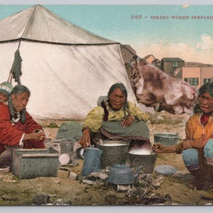 Cartolina 1904, donne eschimesi che preparano un pasto Copyright 0984