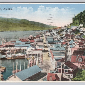 AK, Ketchikan, Alaska, vista della città, lungomare, cartolina degli anni '30