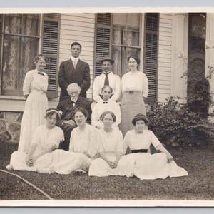 1900s Familienfoto? Klasse Portrait PC 1245 vor dem Haus
