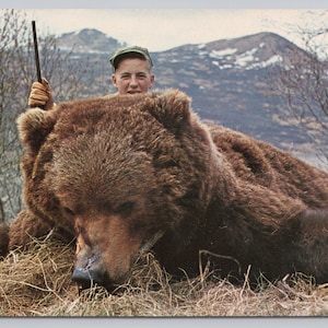 Hunter et OURS KODIAK, Alaska AK, ours d'une demi-tonne de 10 pieds 6 pouces, carte postale Alf Madsen 0989