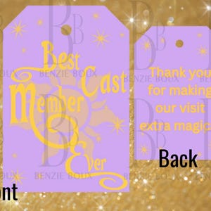 Puede incluir: Dos etiquetas de regalo lavanda con texto amarillo. La etiqueta frontal dice "Best Member Ever" con un gráfico de sol. La etiqueta trasera dice "Thank you for making our visit extra magical!" con la palabra "Back" en la parte inferior.