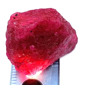 699,5 ct naturlig röd rubin av bästa kvalitet | Certifierad oslipad ädelsten från Afrika | Sten | Jordbrytad 5SJB