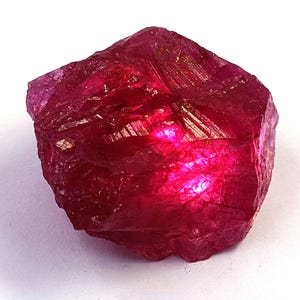 Rubí en bruto translúcido de color rojo rosado, 100,15 ct, gema suelta natural con certificación IGL 6GNI