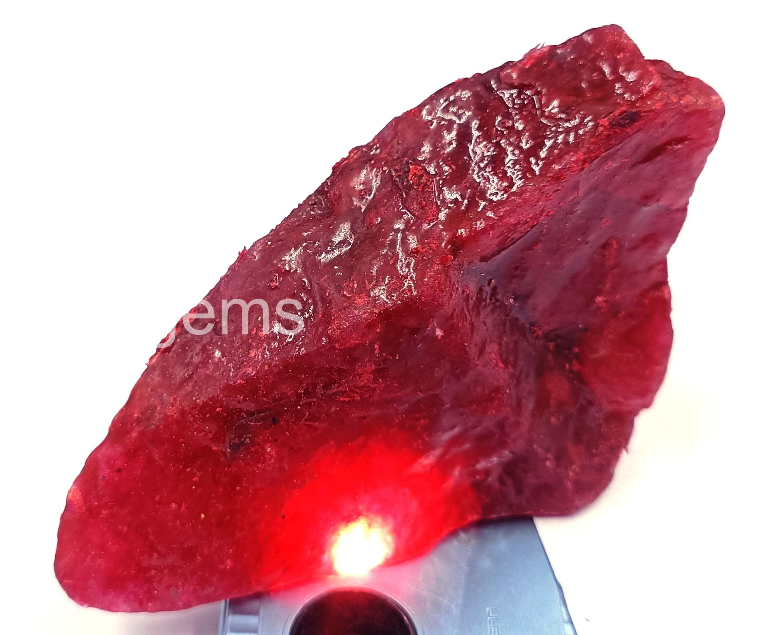 最高品質 980.5 カラット 天然レッドルビー原石 | アフリカ産認定未