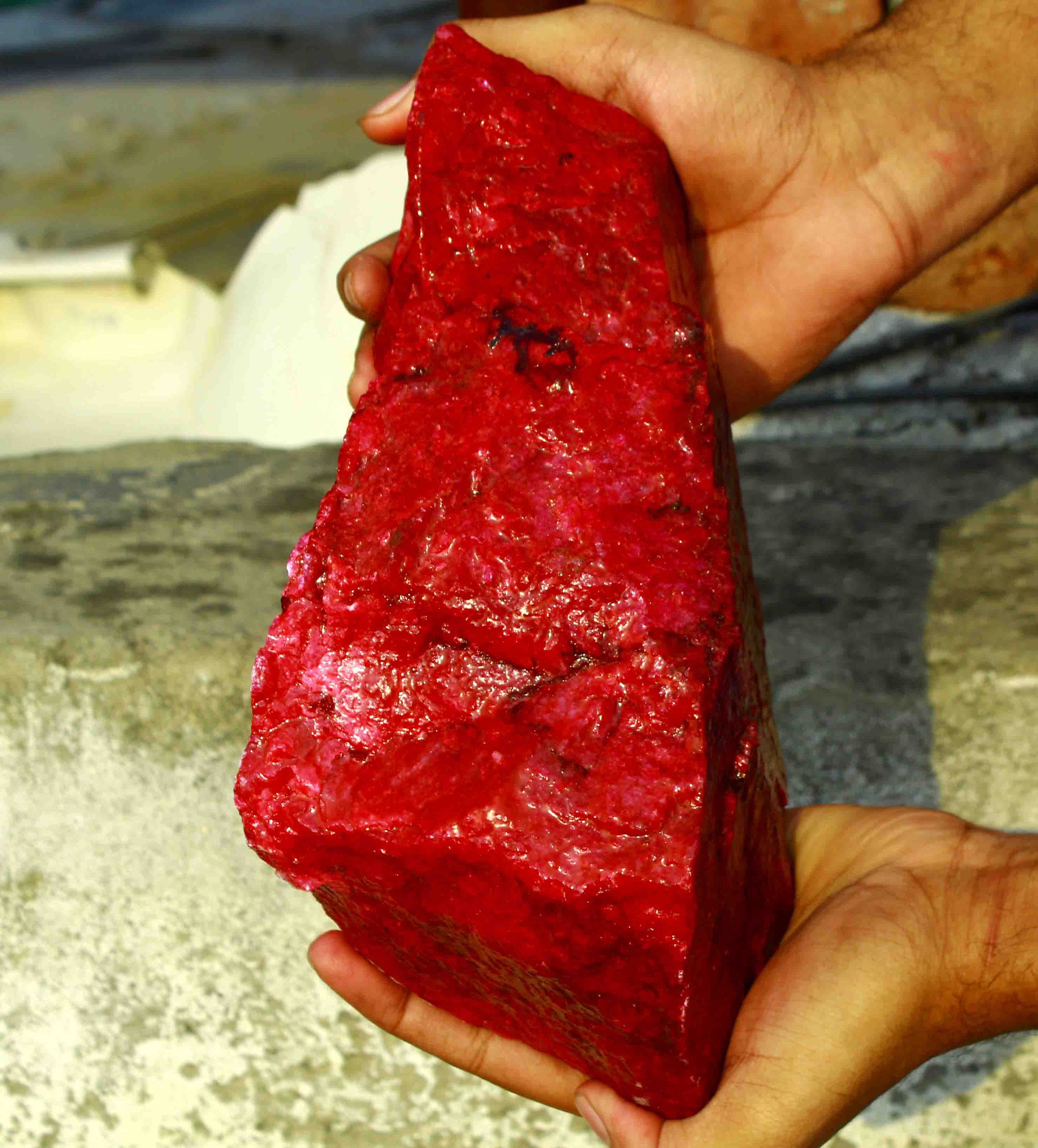 Rubis Naturel Géant 3490 Carats - Certifié EGL - Couleur Rouge, Forme Brute - Pièce Exceptionnelle