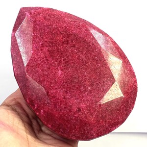 Rode robijn, peervormig, 3136,0 ct, natuurlijke, IGL-gecertificeerde, losse, ondoorzichtige edelsteen 6JNW
