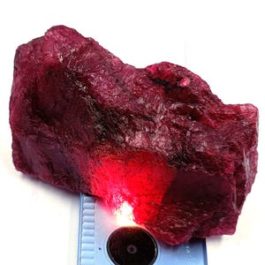 Röd rubin av högsta kvalitet 975,00 karat EGL-certifierad naturlig jordbryten grov form 83x55x35 mm röd rubin afrikansk ädelsten grov 5SJB