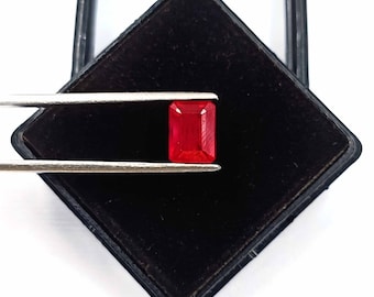 Rubis rouge certifié, taille émeraude, origine Birmanie (3-4 carats)