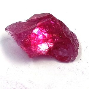 Rubino grezzo traslucido rosso rosato da 62,85 ct, gemma naturale sciolta certificata IGL 6GNI