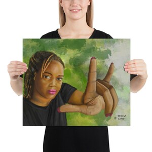 Femme noire atteinte de microtie portant un système auditif à ancrage osseux Ponto - Impression