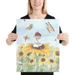 Posterdruck - Summer Days - Kleines Mädchen auf Sonnenblumen mit Hörgeräten, das Buch liest