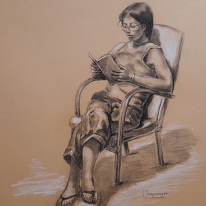 Disegno di una donna che legge, carboncino e matita bianca