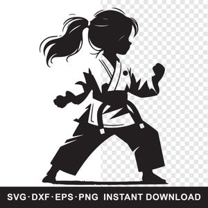 Op de afbeelding: Zwart-wit silhouet van een persoon in een karate-uniform, in een vechthouding. De figuur heeft een paardenstaart en draagt een karate-gi met een zwarte band. De tekst "SVG • DXF • EPS • PNG INSTANT DOWNLOAD" is inbegrepen.