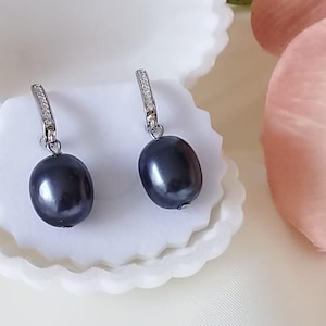Bridal pearl earrings | Silver dangling earrings | Pearl dangling earrings | Gift idea for women | Blue dangling earrings