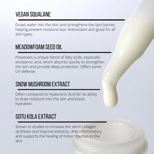 Op de afbeelding: Close-up van een witte druppelfles met een heldere vloeistof. De fles is gelabeld met de tekst "Vegan Squalane", "Meadowfoam Seed Oil", "Snow Mushroom Extract" en "Gotu Kola Extract". Elk ingredi&euml;nt wordt beschreven met de voordelen voor de huid.