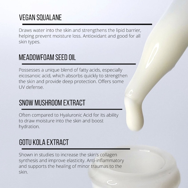 Op de afbeelding: Close-up van een witte druppelfles met een heldere vloeistof. De fles is gelabeld met de tekst "Vegan Squalane", "Meadowfoam Seed Oil", "Snow Mushroom Extract" en "Gotu Kola Extract". Elk ingredi&euml;nt wordt beschreven met de voordelen voor de huid.