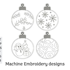 以下が含まれることがあります： クリスマスオーナメントの機械刺繍デザイン4種類。各オーナメントは、雪の結晶、クリスマスツリーを持つ雪だるま、渦巻き模様など、異なるデザインになっています。「Machine Embroidery designs」の文字が下にあります。