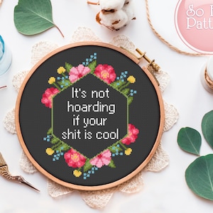 Peut inclure: Un cercle de broderie en point de croix noir et blanc avec une bordure florale et le texte "It's not hoarding if your shit is cool".