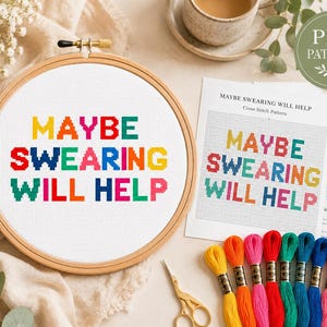 Puede incluir: Un bastidor de bordado con la frase "MAYBE SWEARING WILL HELP" en letras coloridas. La imagen incluye un patrón, hilo de bordar y tijeras, lo que sugiere un proyecto de manualidades. El texto es multicolor.