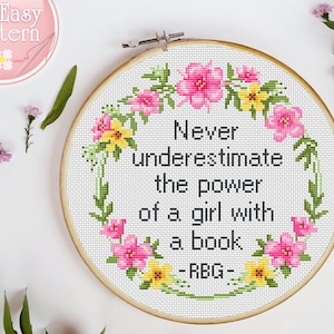 Peut inclure: Un cercle de broderie blanc avec un motif de couronne florale et la citation "Ne sous-estimez jamais le pouvoir d'une fille avec un livre -RBG-"