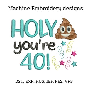 Op de afbeelding: Machine borduurontwerp met de tekst "HOLY you're 40!" in turquoise met een bruine poep-emoji en confetti.