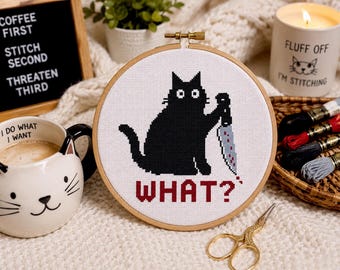 黒猫のクロスステッチパターンPDF、面白い皮肉な「何？」ナイフを持った猫、ゴシックハロウィン刺繍、簡単なモダンパターン