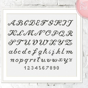 Puede incluir: Un gráfico de alfabeto en blanco y negro con letras mayúsculas y minúsculas y números. Las letras están en una fuente cursiva.